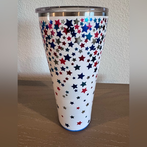 NWOT Swig Life 32 oz Insulated Red, White, & Blue Star Pattern Tumbler - Picture 2 of 4